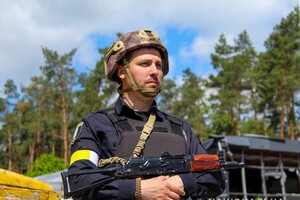 10-летняя девочка из Одессы плетет тактические браслеты для защитников Украины
