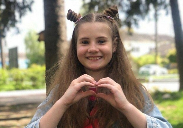 10-летняя девочка из Одессы плетет тактические браслеты для защитников Украины
