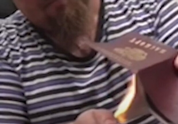 В Одессе гражданин РФ сжег свой паспорт и записал это на видео