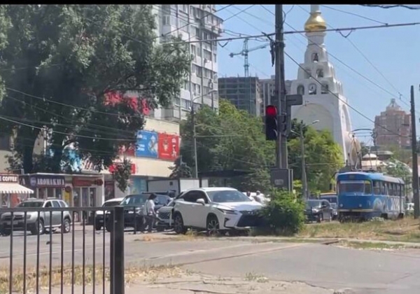 На 4 станции Фонтана в Одессе столкнулись три авто (обновлено)