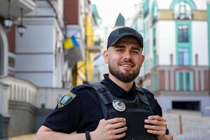 10-летняя девочка из Одессы плетет тактические браслеты для защитников Украины