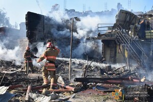 Спасатели показали, как тушили пожары после ракетного удара по Затоке: пострадал один человек