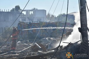 Спасатели показали, как тушили пожары после ракетного удара по Затоке: пострадал один человек