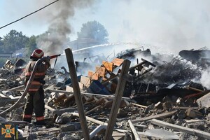 Спасатели показали, как тушили пожары после ракетного удара по Затоке: пострадал один человек