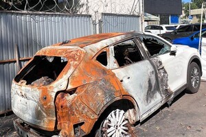 В Одессе мужчина поджег автомобили волонтеров с вещами для переселенцев 