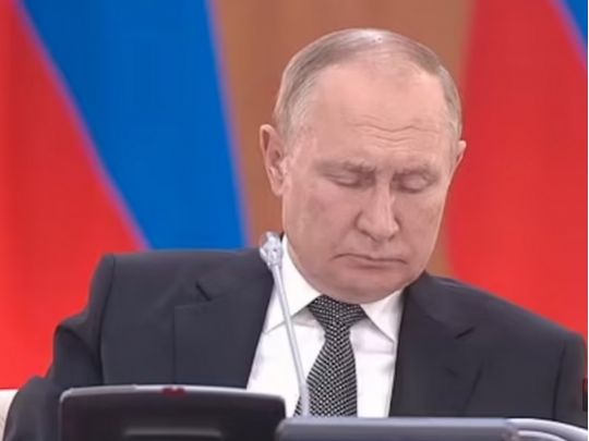 Старий розслабився: путін задрімав на нараді з чиновниками (відео)