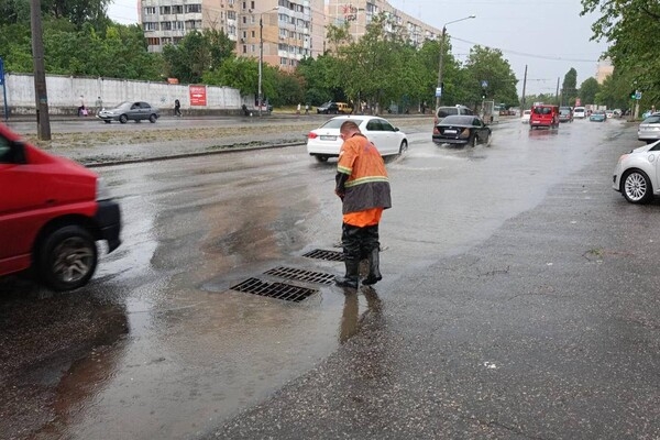 Непогода: в Одессе заливает и гремит, а в области заметили смерч