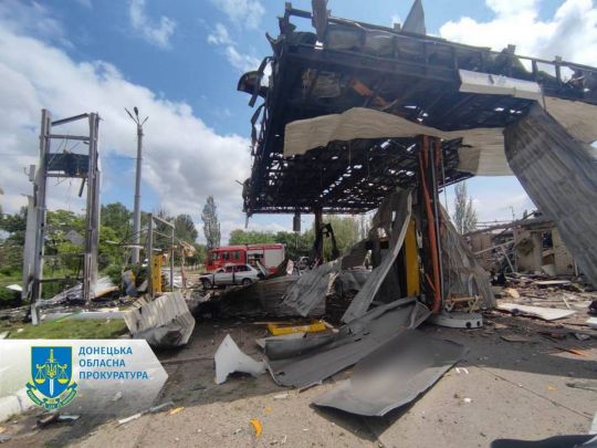 У Торецьку окупанти розбомбили АЗС, під Куп'янськом «Іскандером» зруйнували гуртожиток: є жертви (фото, відео)