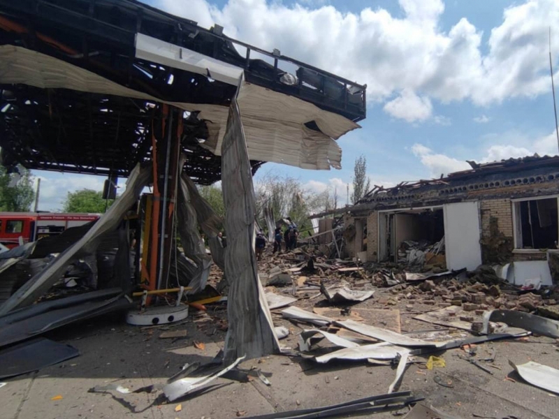 У Торецьку окупанти розбомбили АЗС, під Куп'янськом «Іскандером» зруйнували гуртожиток: є жертви (фото, відео)