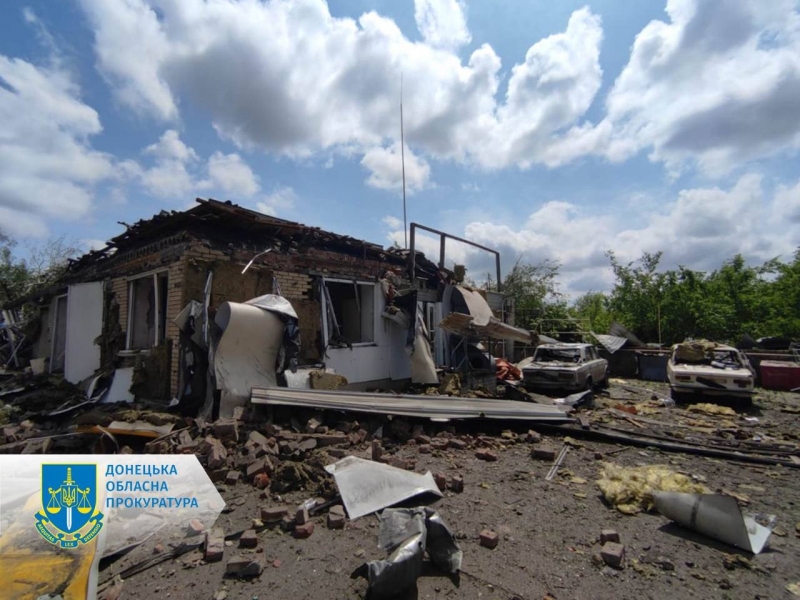 У Торецьку окупанти розбомбили АЗС, під Куп'янськом «Іскандером» зруйнували гуртожиток: є жертви (фото, відео)