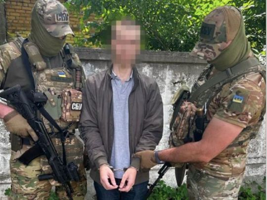 «Зливав» локації ЗСУ на східному фронті: СБУ затримала адміна ворожого Телеграм-каналу