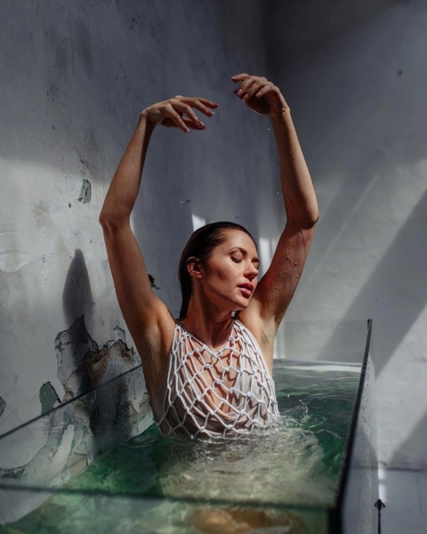 Ризикнула знятись оголеною: відома актриса провела еротичну фотосесію в акваріумі