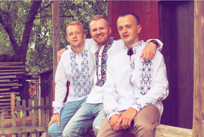 «Зброю до рук не брав, я її боюсь. Але з 2014 року виступаю для солдатів. Зараз в ЗСУ служать два рідних брати», — співак Роман Скорпіон