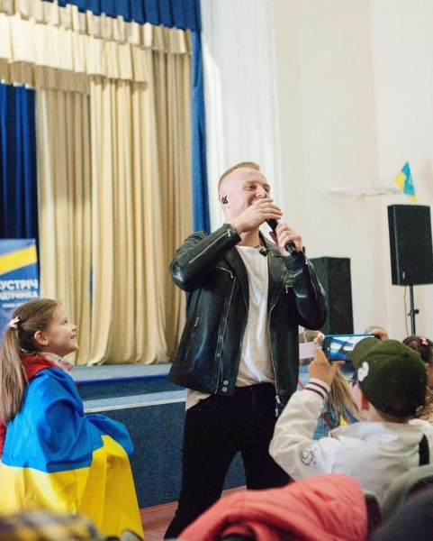 «Зброю до рук не брав, я її боюсь. Але з 2014 року виступаю для солдатів. Зараз в ЗСУ служать два рідних брати», — співак Роман Скорпіон