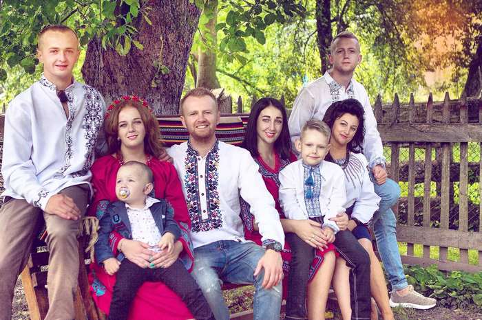 «Зброю до рук не брав, я її боюсь. Але з 2014 року виступаю для солдатів. Зараз в ЗСУ служать два рідних брати», — співак Роман Скорпіон