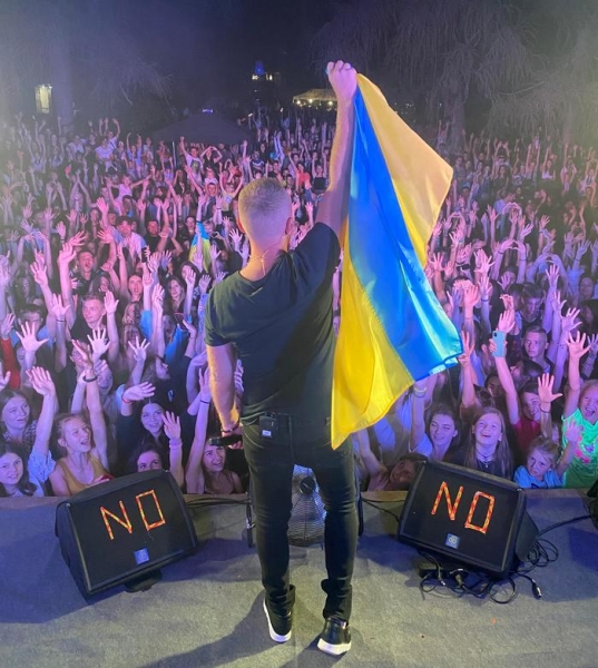 «Зброю до рук не брав, я її боюсь. Але з 2014 року виступаю для солдатів. Зараз в ЗСУ служать два рідних брати», — співак Роман Скорпіон