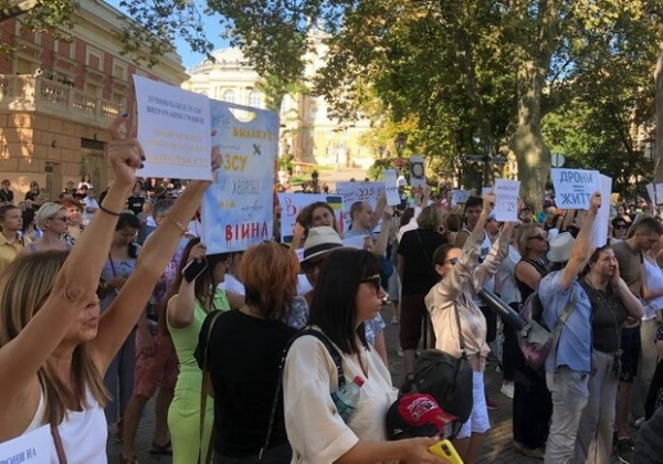 Митинг в День города: в Одессе под зданием мэрии прошел пикет против тендеров на реконструкцию суда и ТЮЗа