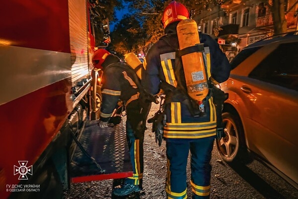 В центре Одессы вспыхнул пожар в кафе: загорелась вытяжная труба