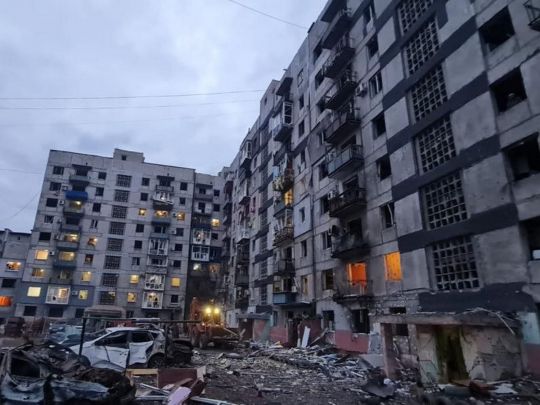 Десять житлових багатоповерхівок пошкоджено внаслідок ракетного обстрілу Мирнограда Донецької області (фото, відео)