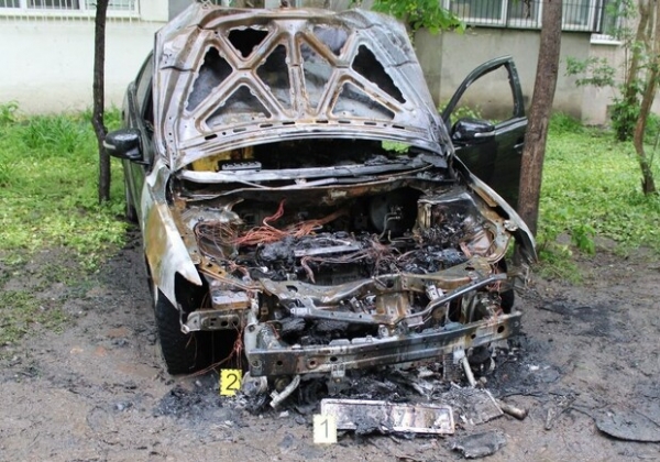 В Одессе задержали парней, которые подожгли автомобиль: один из поджигателей несовершеннолетний