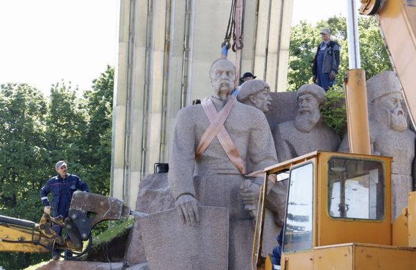 У Києві демонтують памʼятник на честь Переяславської ради (фото)