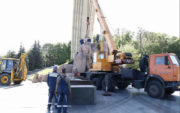 У Києві демонтують памʼятник на честь Переяславської ради (фото)