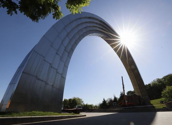 У Києві демонтують памʼятник на честь Переяславської ради (фото)