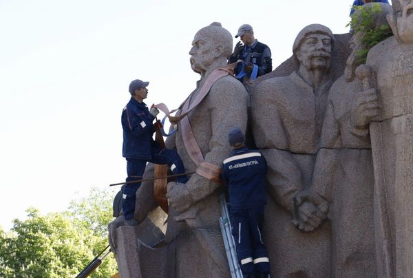 У Києві демонтують памʼятник на честь Переяславської ради (фото)