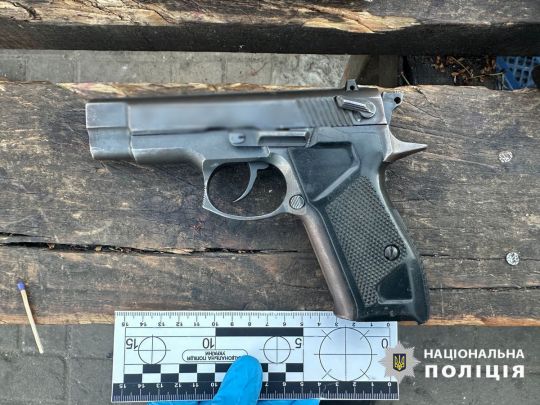У Києві відкрили стрілянину на ринку, одна людина поранена: перші подробиці (фото)