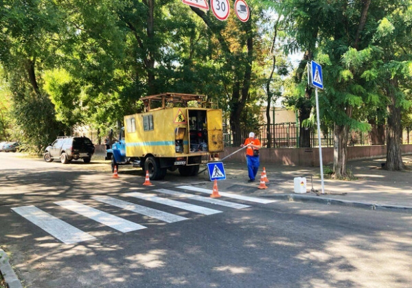 В Одессе обновляют разметку возле школ и создают новую велодорожку