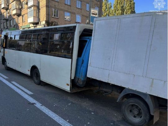Моторошна ДТП у Києві: в годину пік вантажівка в’їхала в маршрутку