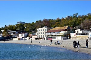 Белоснежный лебедь, купающиеся люди и рыбаки: воскресная прогулка на Ланжероне 