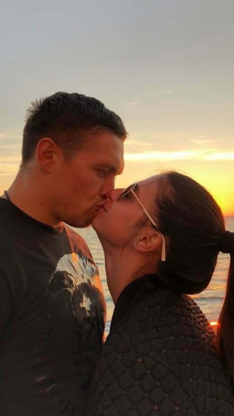«Кохаю»: дружина Усика у його день народження поділилася архівними сімейними фото