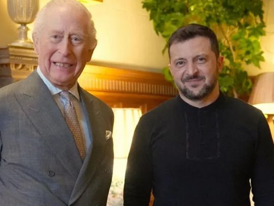 Місцеві жителі тримали прапори України: як пройшла зустріч Зеленського з Чарльзом III