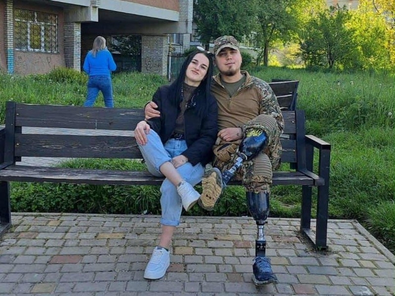 «Лікарі робили все можливе, щоб врятувати зір і хоч би одну ногу»: історія десантника, який заради кохання на протезах піднявся до підніжжя Говерли