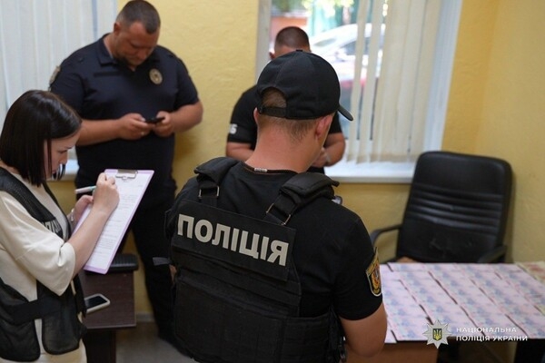 Одесситка заставляла пожилую мать попрошайничать и хотела подкупить полицейского