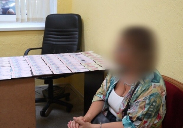 Одесситка заставляла пожилую мать попрошайничать и хотела подкупить полицейского