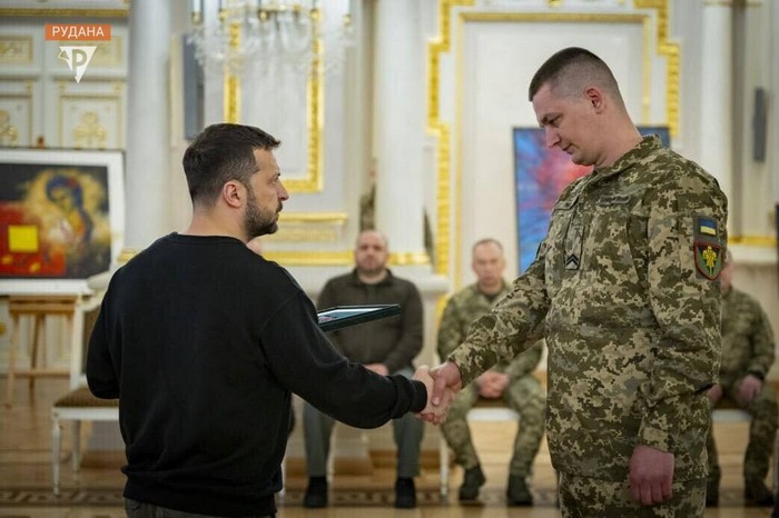 Плоскогубцями здер з пальця: на Житомирщині засудили санітара моргу, який вкрав у загиблого бійця обручку