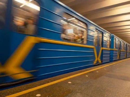 У Києві перекрили дві дороги та зачинили станцію метро: де діють обмеження